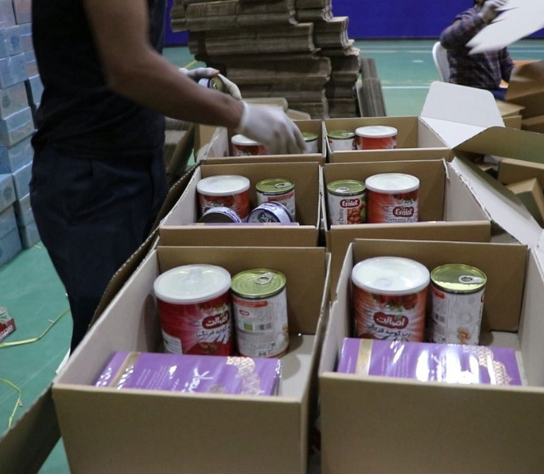 اهداء بیش از ۱۰۰۰ بسته مواد غذایی به مبارزین خط مقدم کرونا