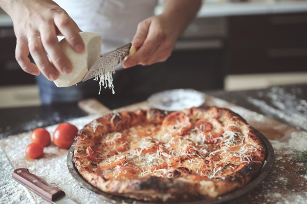 homemade-pizza-چگونه پیتزا خانگی خوشمزه بپزیم؟